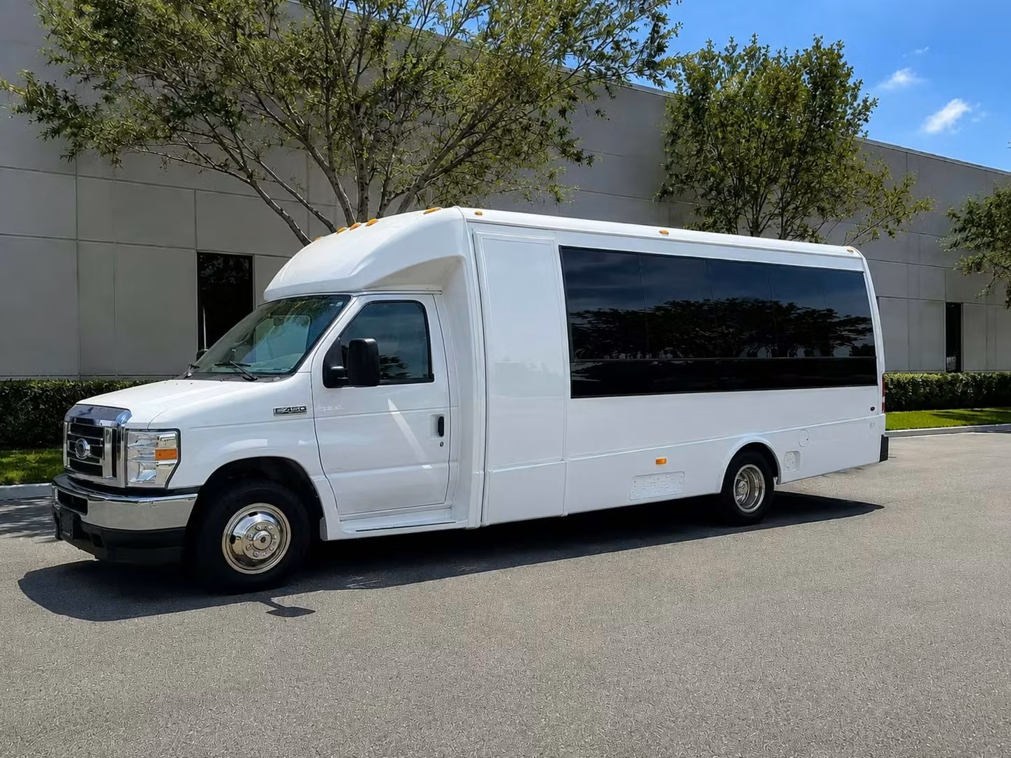 woodstock 15 passenger minibus rental