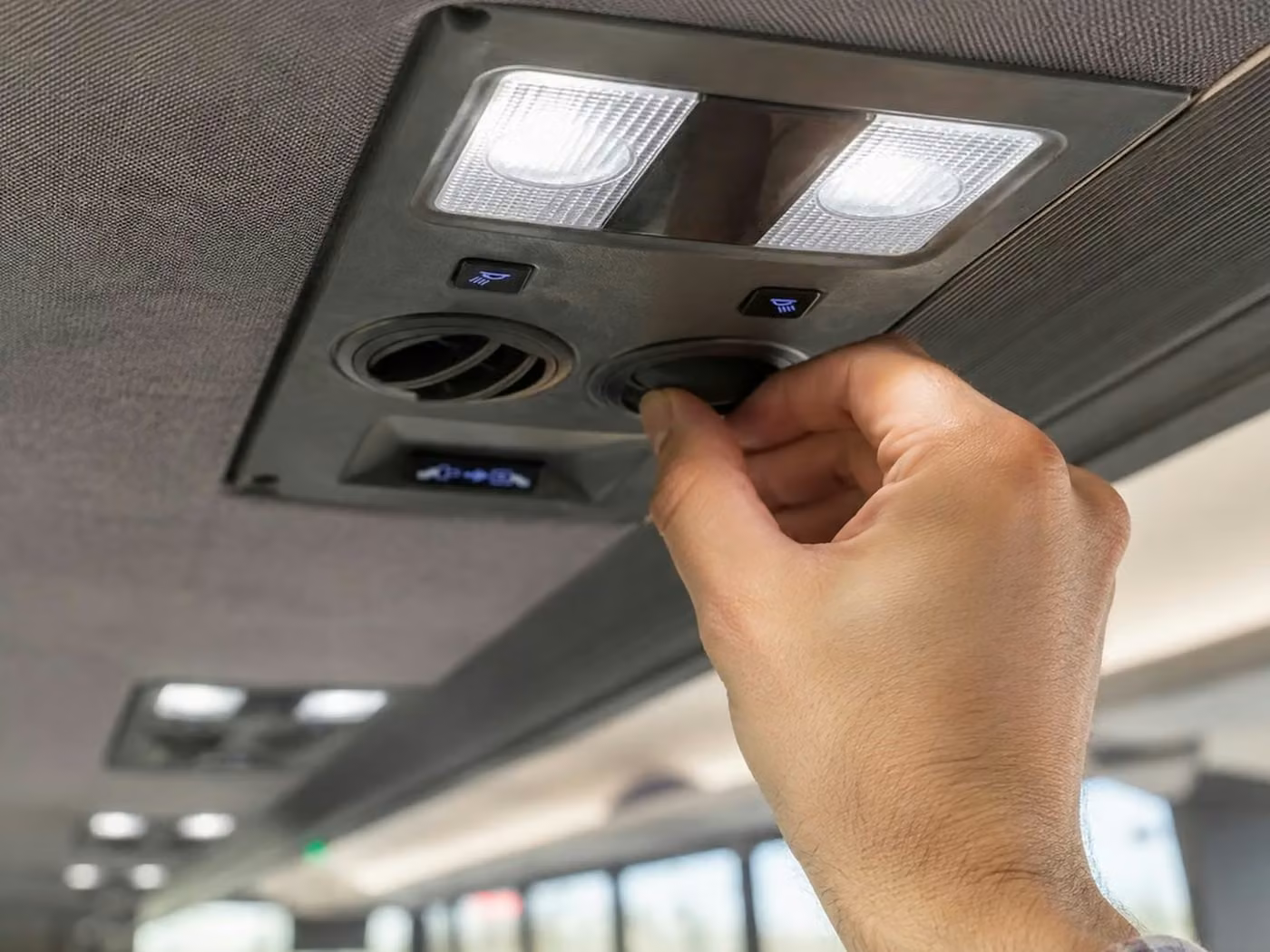 woodstock 28 passenger minibus air conditioning
